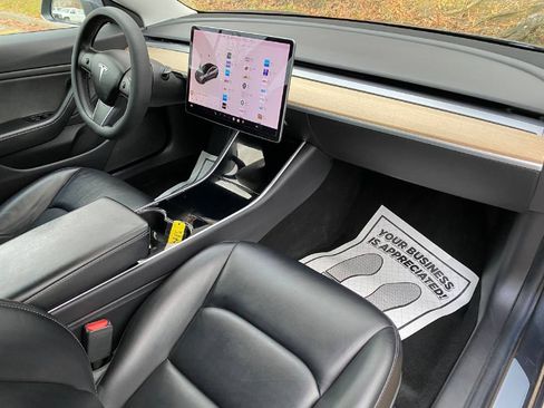 Used 2019 Tesla Model 3 image 10