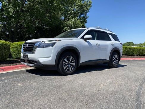 Used 2025 Nissan Pathfinder SL AWD/4WD image 10