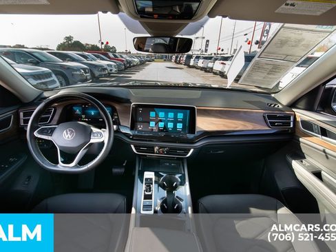 Used 2025 Volkswagen Atlas SE image 16
