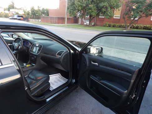 Used 2016 Chrysler 300 C image 18