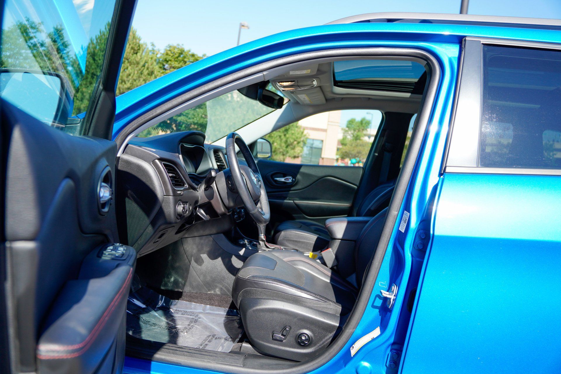 Used 2019 Jeep Cherokee Trailhawk AWD/4WD image 10