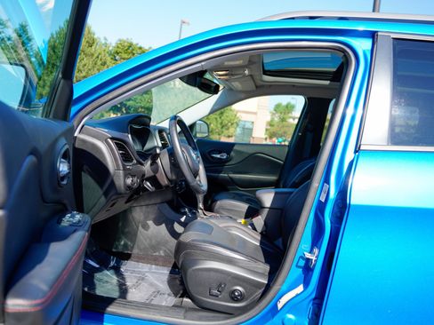 Used 2019 Jeep Cherokee Trailhawk AWD/4WD image 10