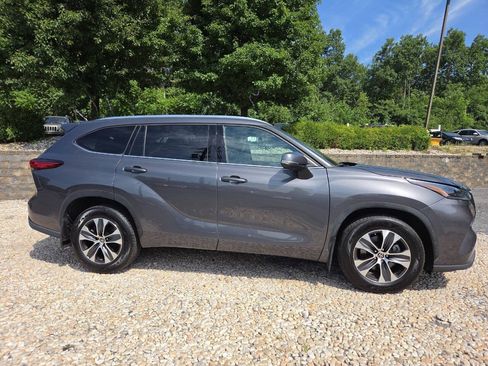 Used 2021 Toyota Highlander XLE AWD/4WD image 9