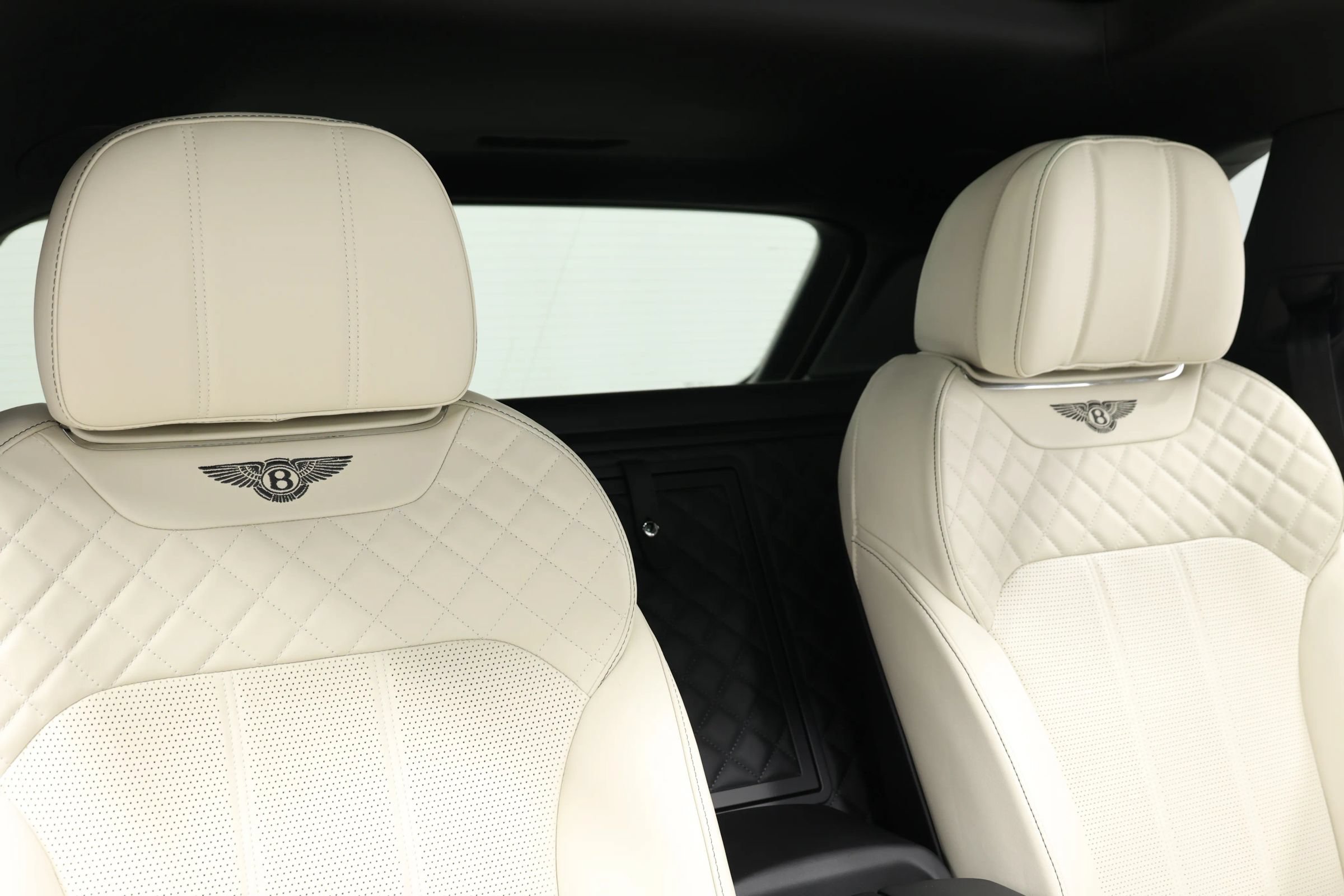 Used 2017 Bentley Bentayga AWD/4WD image 78