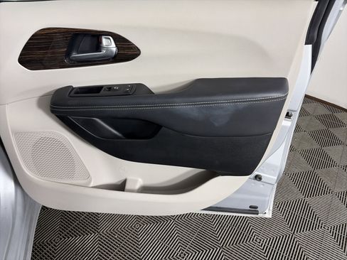 Used 2024 Chrysler Pacifica Limited image 44