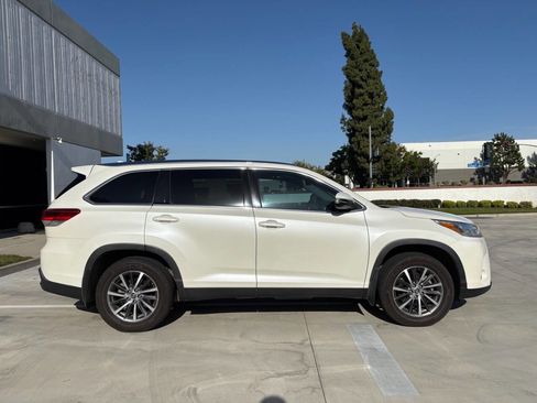Used 2019 Toyota Highlander XLE AWD/4WD image 4