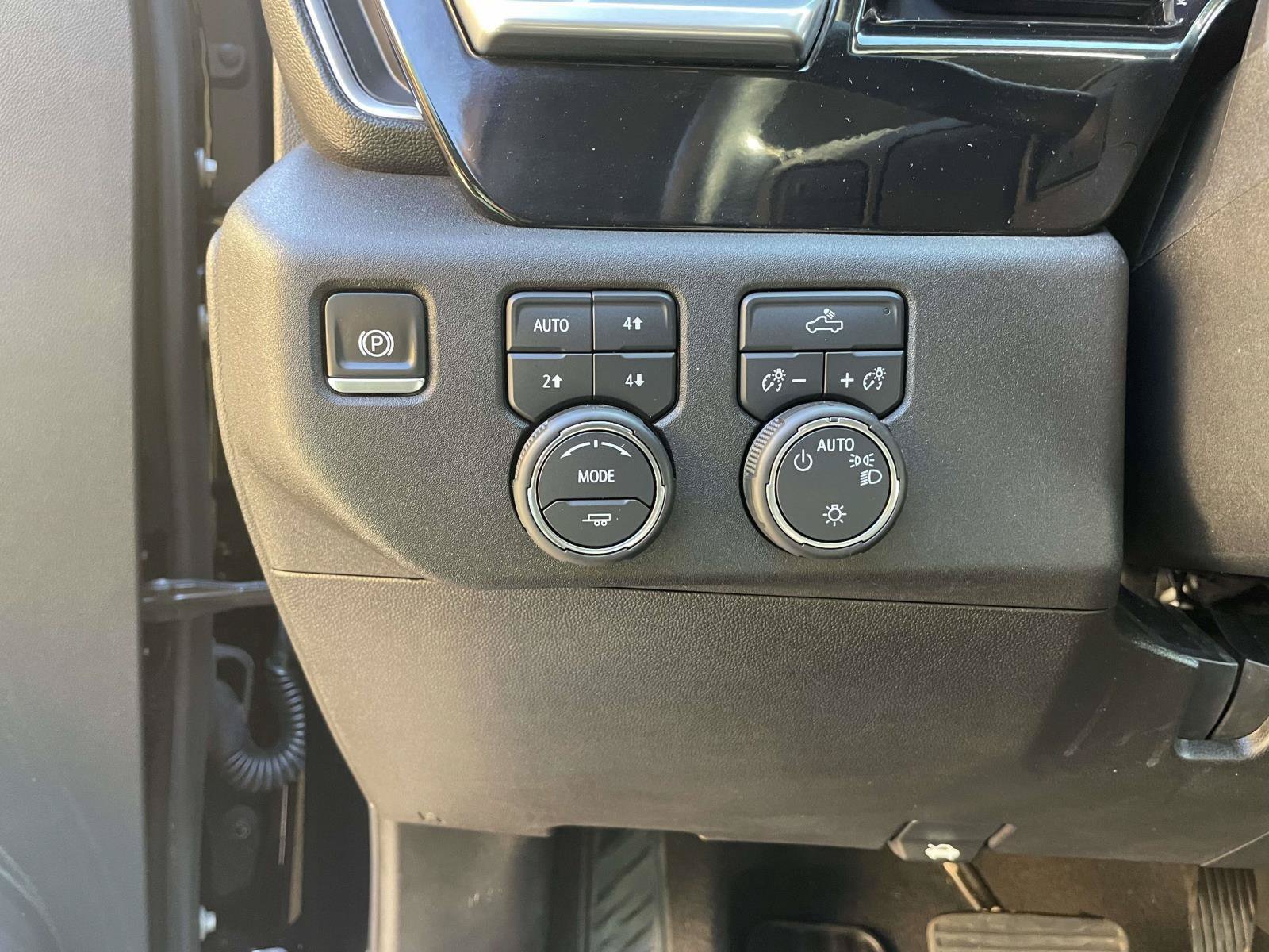 Used 2024 Chevrolet Silverado 1500 LT w/ Z71 Off-Road Package AWD/4WD image 18