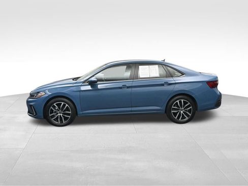 Used 2025 Volkswagen Jetta SE FWD image 2