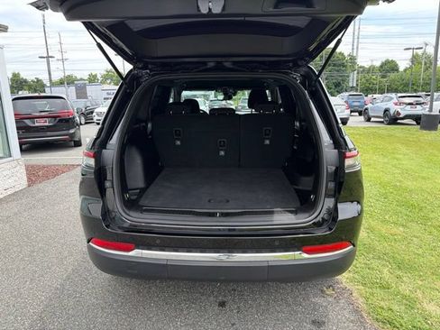 Used 2024 Jeep Grand Cherokee Laredo AWD/4WD image 8