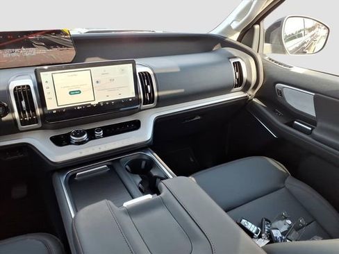 New 2025 Ford Expedition Active image 9