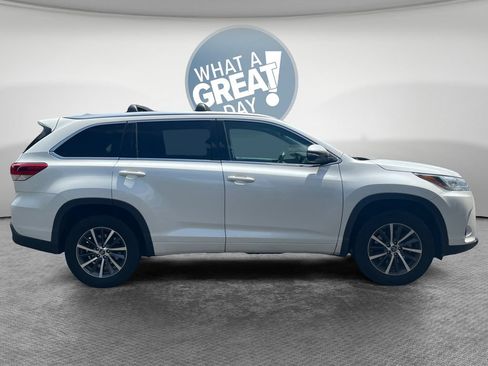Used 2017 Toyota Highlander XLE FWD image 2