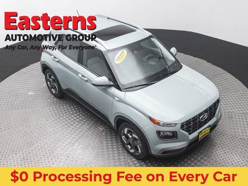 Used 2025 Hyundai Venue SEL FWD image 3