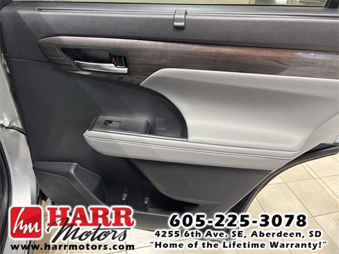 Used 2022 Toyota Highlander Limited image 19