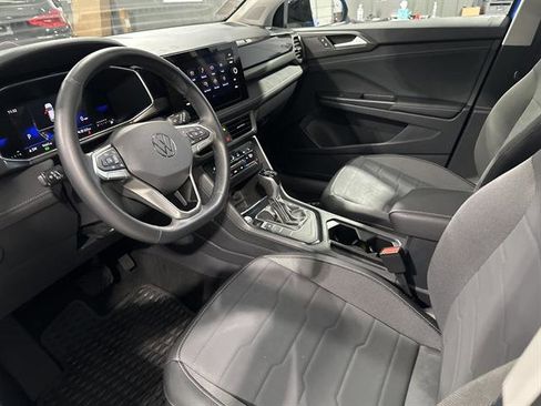 Certified 2025 Volkswagen Taos SE image 15