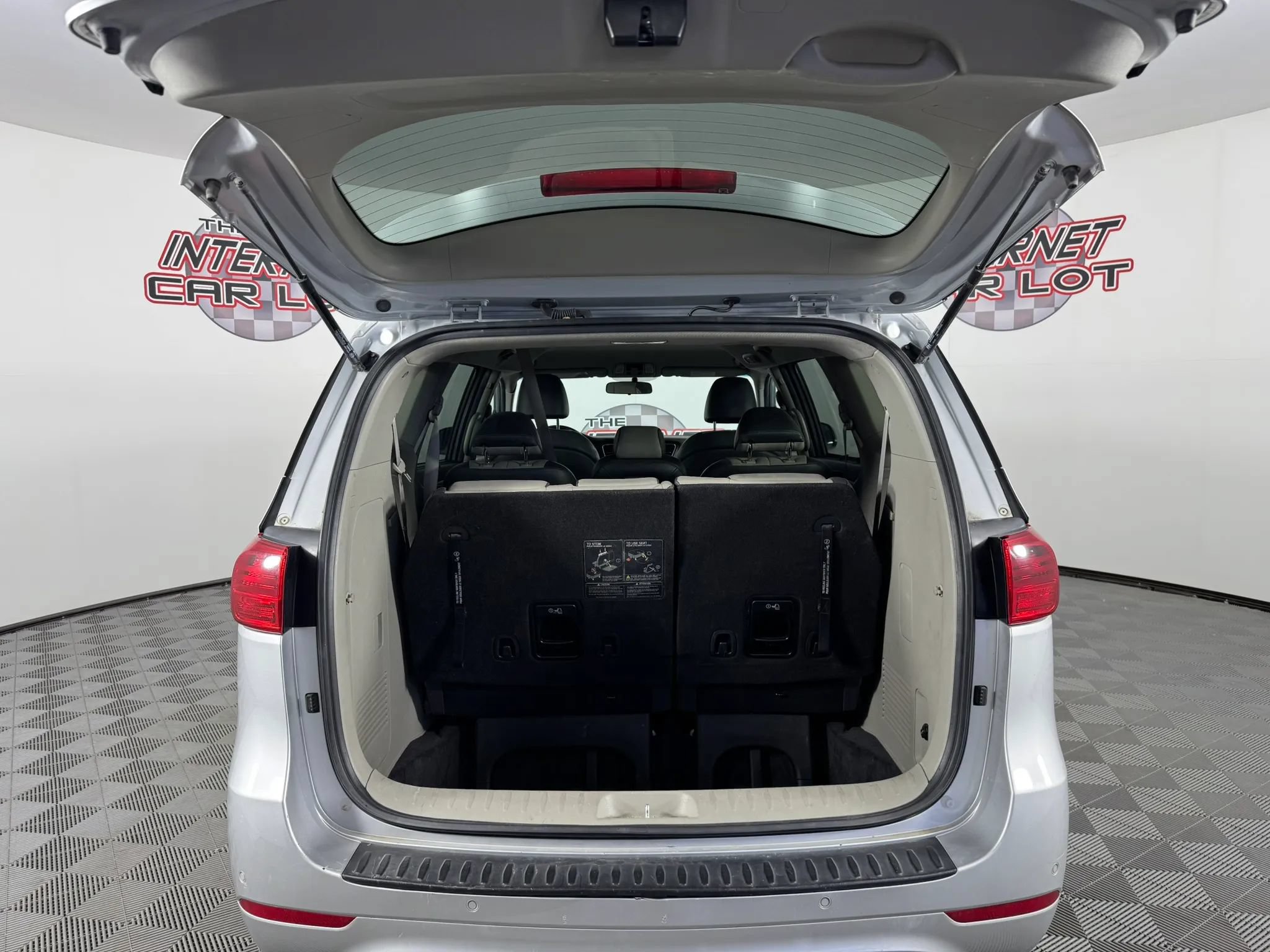 Used 2017 Kia Sedona LX w/ LX Essentials Premium Package FWD image 27
