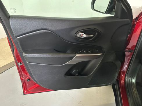 Used 2019 Jeep Cherokee Latitude Plus AWD/4WD image 10