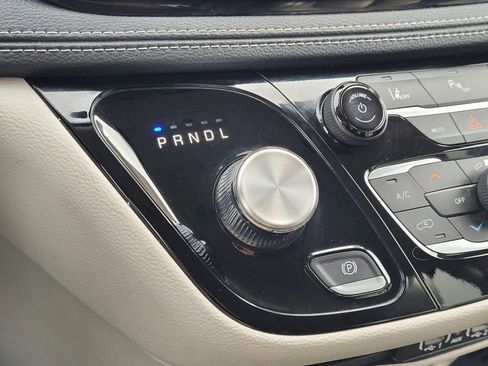 Used 2023 Chrysler Pacifica Touring-L image 27