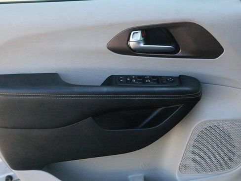 Used 2020 Chrysler Voyager Lxi image 9