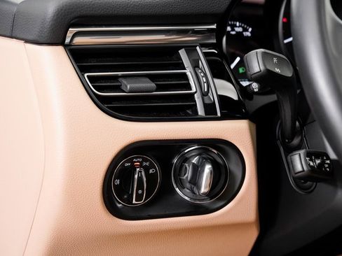 Used 2025 Porsche Macan image 11