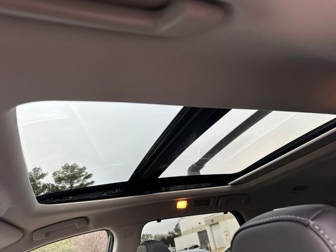 Used 2024 Nissan Pathfinder Platinum image 12