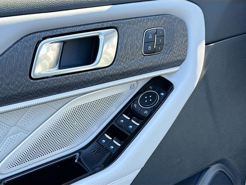 New 2026 Ford Explorer Platinum image 8
