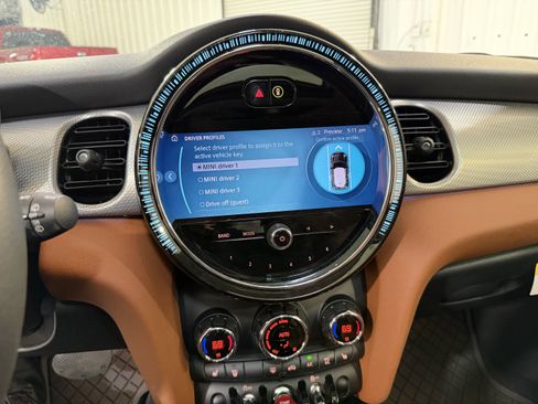 Used 2024 MINI Cooper 2-Door Hardtop w/ Signature Upholstery Package image 18