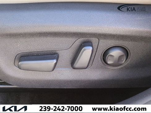 Used 2019 Kia Niro EX image 19