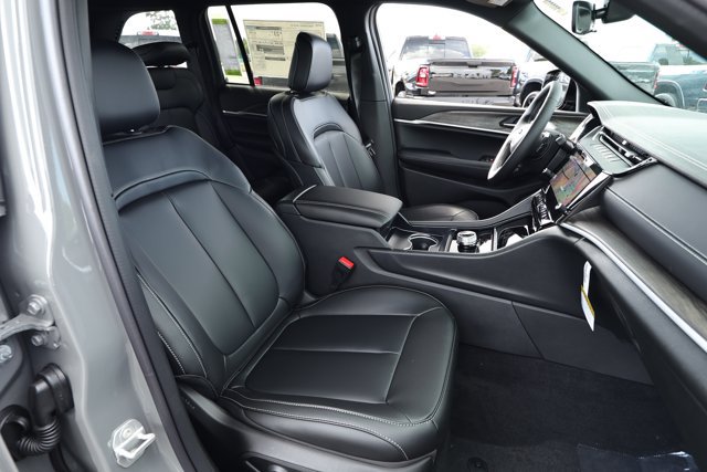 New 2027 Jeep Grand Cherokee Limited RWD image 29