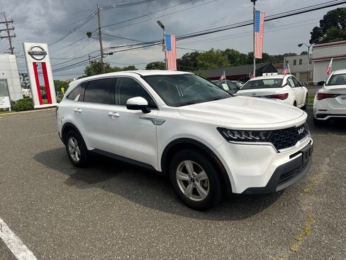 Used 2023 Kia Sorento LX FWD image 2