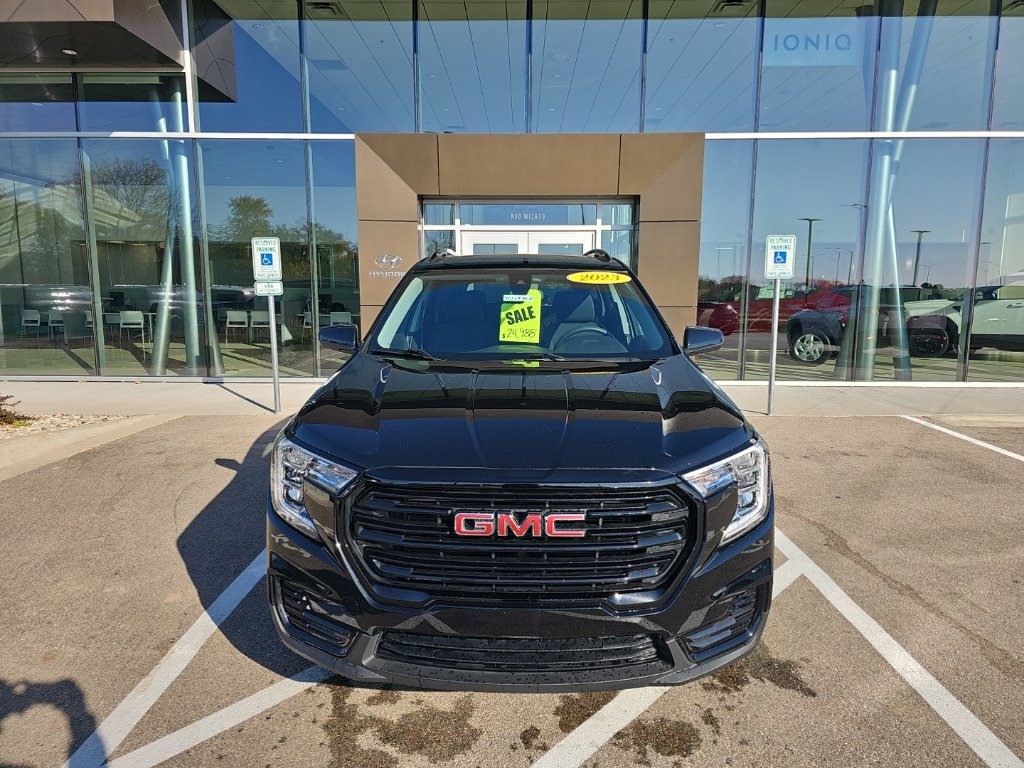 Used 2023 GMC Terrain SLE w/ GMC Pro Grade Package AWD/4WD image 8