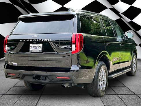 Used 2025 Ford Expedition Active AWD/4WD image 2