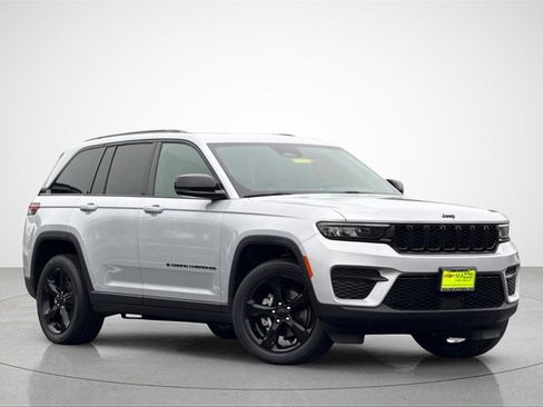 Used 2022 Jeep Grand Cherokee Altitude image 2