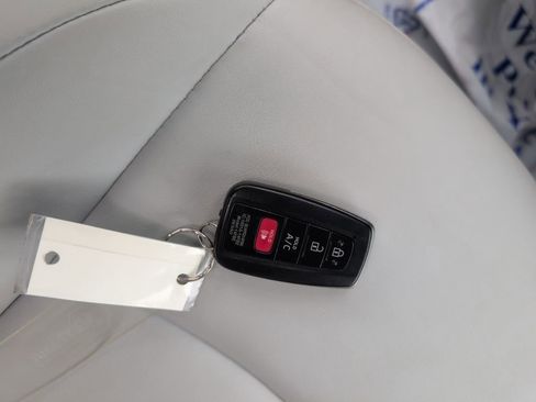 Used 2017 Toyota Prius Prime Premium image 31