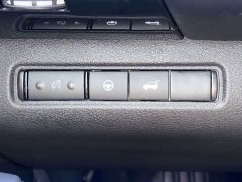 Used 2025 Nissan Pathfinder SV FWD image 29