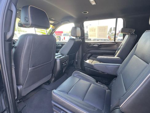Used 2025 Chevrolet Suburban Premier AWD/4WD image 8
