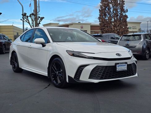 Used 2025 Toyota Camry SE w/ Convenience Package image 12