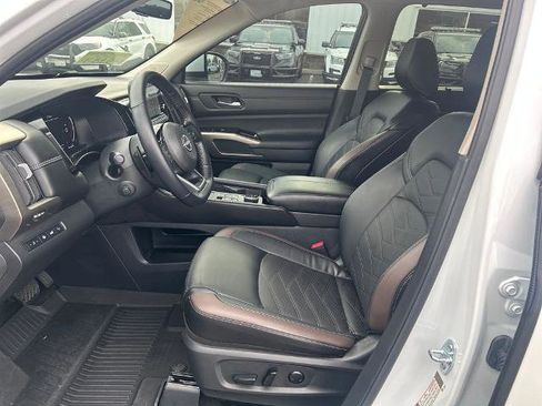 Used 2025 Nissan Pathfinder Platinum w/ Cargo Package image 5