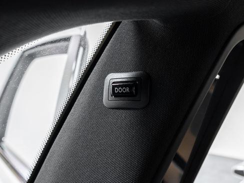 Used 2015 Rolls-Royce Ghost image 40