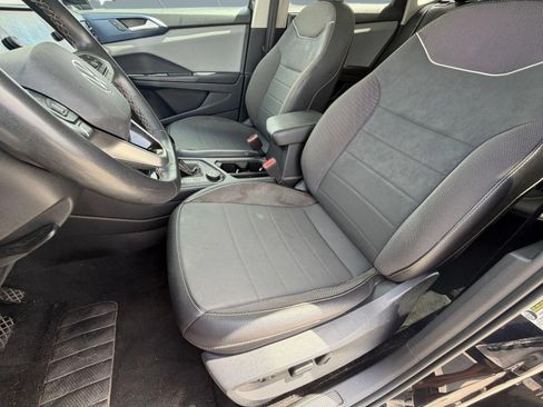Used 2023 Volkswagen Taos SE AWD/4WD image 5