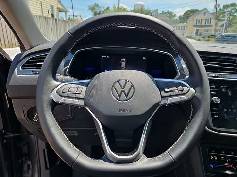 Used 2022 Volkswagen Tiguan SE w/ Panoramic Sunroof Package AWD/4WD image 22