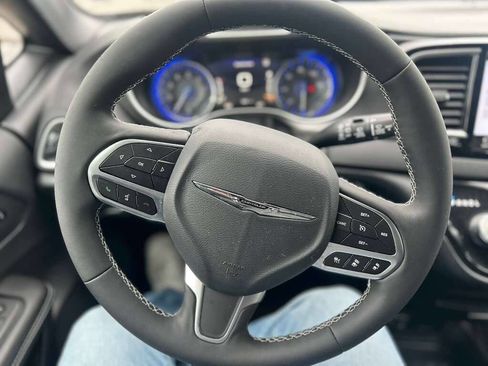 Used 2026 Chrysler Pacifica Select image 13