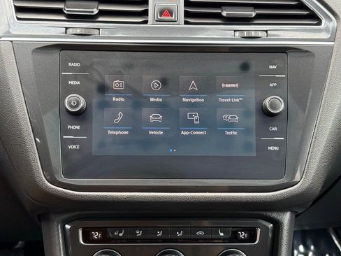 Used 2018 Volkswagen Tiguan SEL Premium image 40