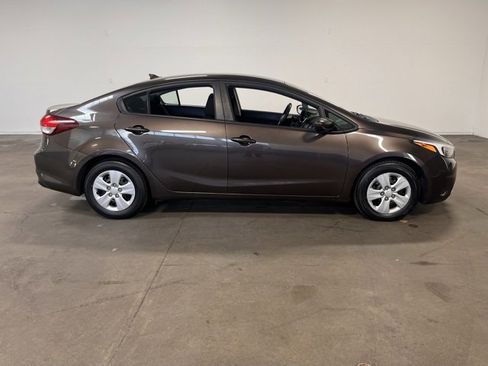 Used 2017 Kia Forte LX image 2