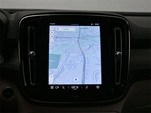 Used 2023 Volvo XC40 B5 Plus image 14