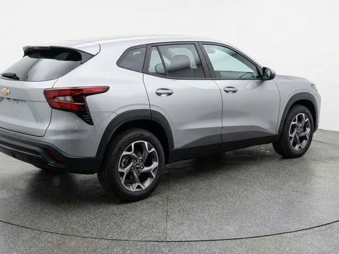 Used 2025 Chevrolet Trax LT FWD image 9