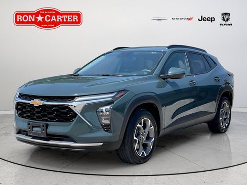 Used 2025 Chevrolet Trax LT FWD image 3