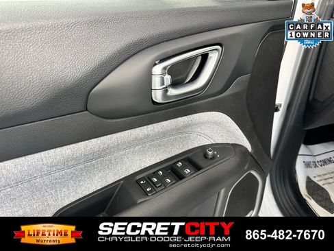 Used 2025 Jeep Compass Latitude w/ Sun & Sound Group AWD/4WD image 10