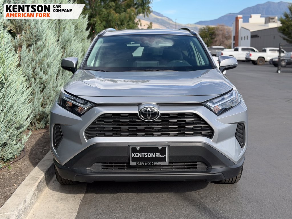 Used 2025 Toyota RAV4 XLE AWD/4WD image 2