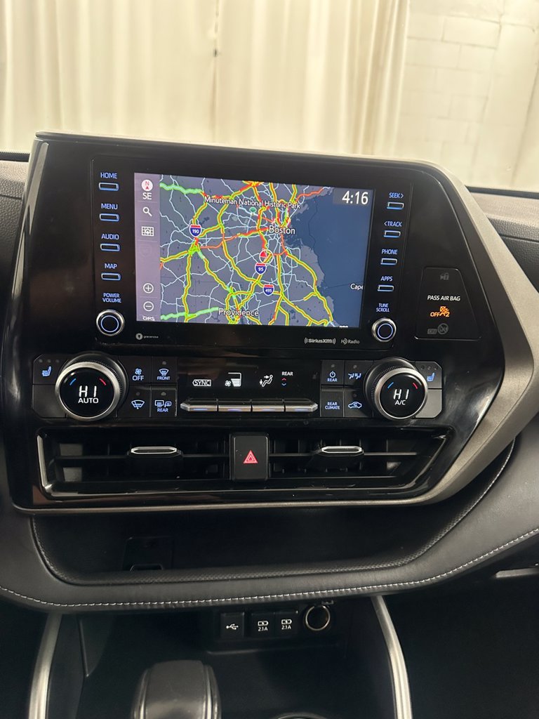 Used 2020 Toyota Highlander XLE AWD/4WD image 25