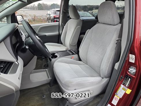 Used 2018 Toyota Sienna LE image 9